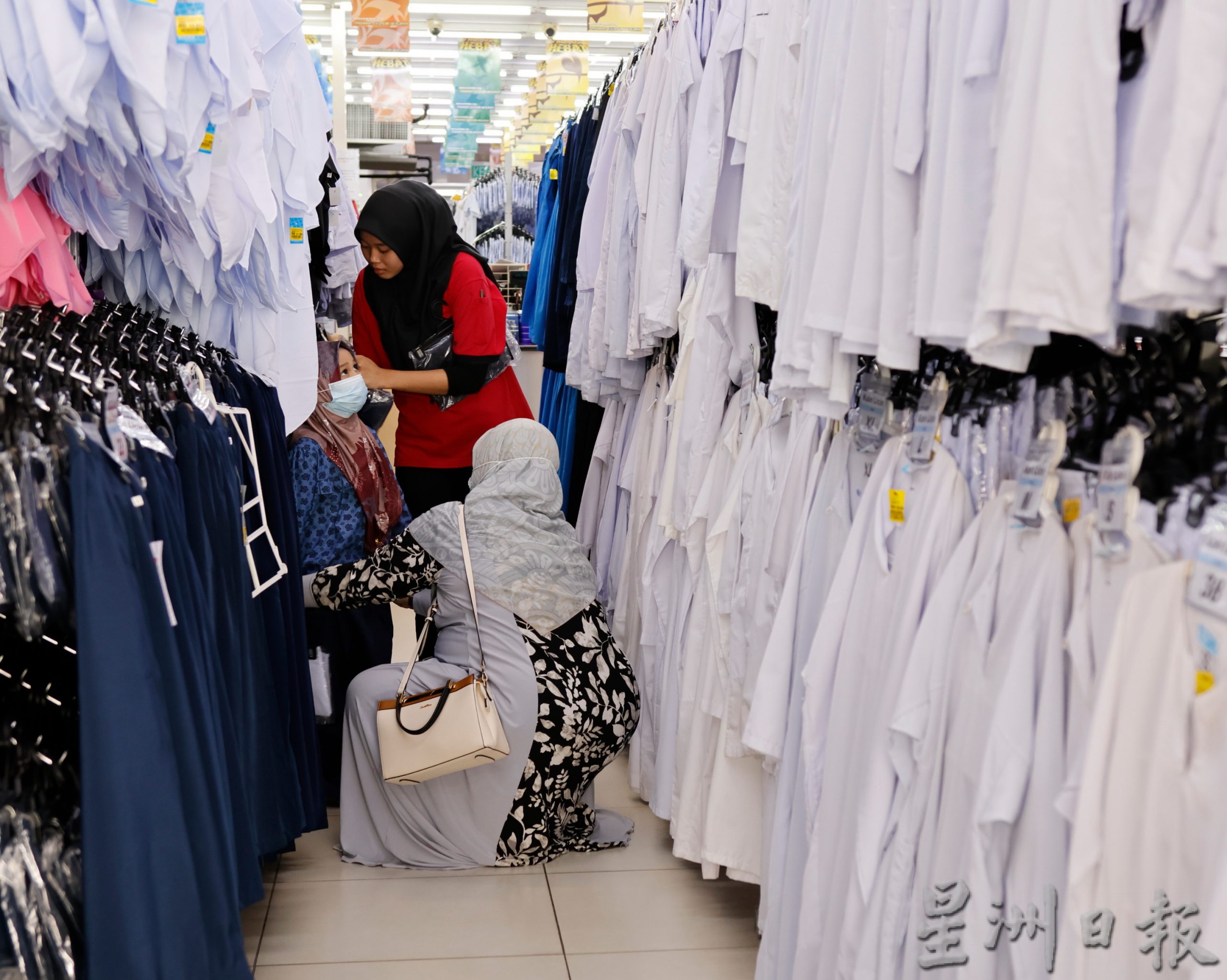 东:每个孩子平均花费200至300令吉,父母叹开学用品涨价负担加重。