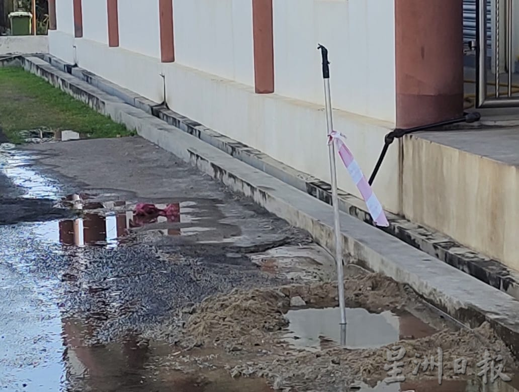 东:水管爆裂月余