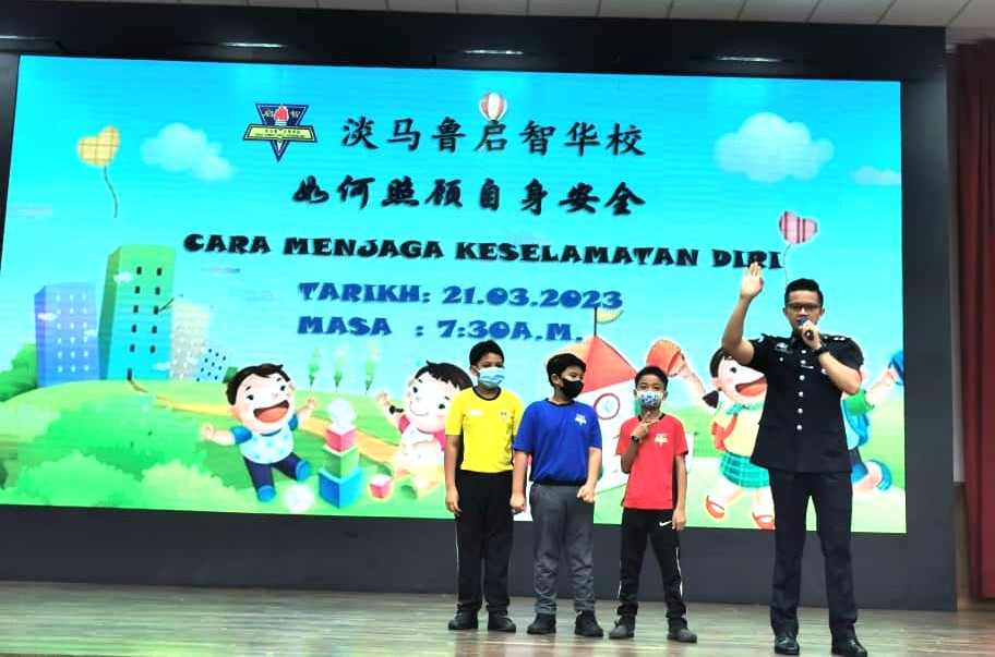 东：淡马鲁启智华小连续数天举行寓娱乐于教学，促进教师及学生友好关系。