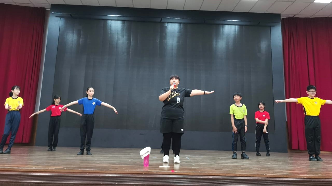 东:淡马鲁启智华小连续数天举行寓娱乐于教学,促进教师及学生友好关系。