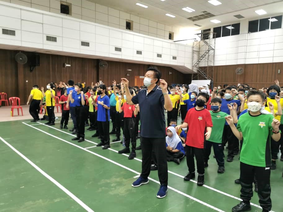 东：淡马鲁启智华小连续数天举行寓娱乐于教学，促进教师及学生友好关系。