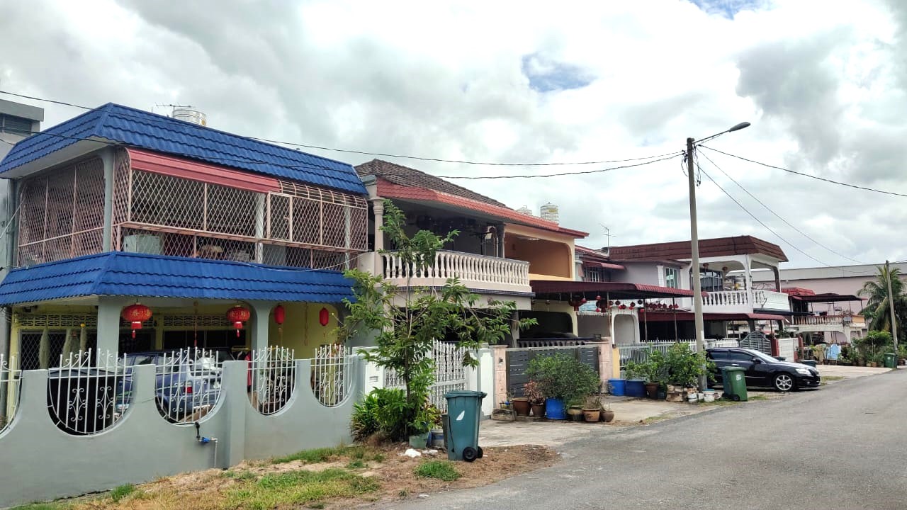 东:淡马鲁多个花园住宅区超过3天没自来水供应,导致约1000户用户受影响,天天需为扑水而忙!