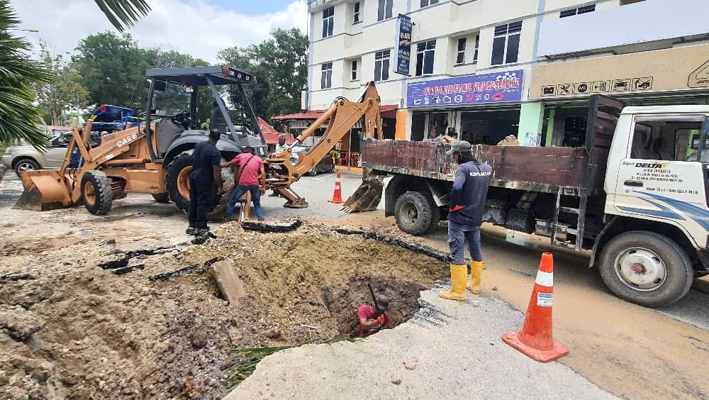 东:淡马鲁多个花园住宅区超过3天没自来水供应,导致约1000户用户受影响,天天需为扑水而忙!