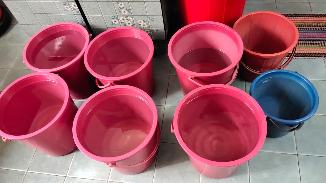 东：淡马鲁多个花园住宅区超过3天没自来水供应，导致约1000户用户受影响，天天需为扑水而忙！