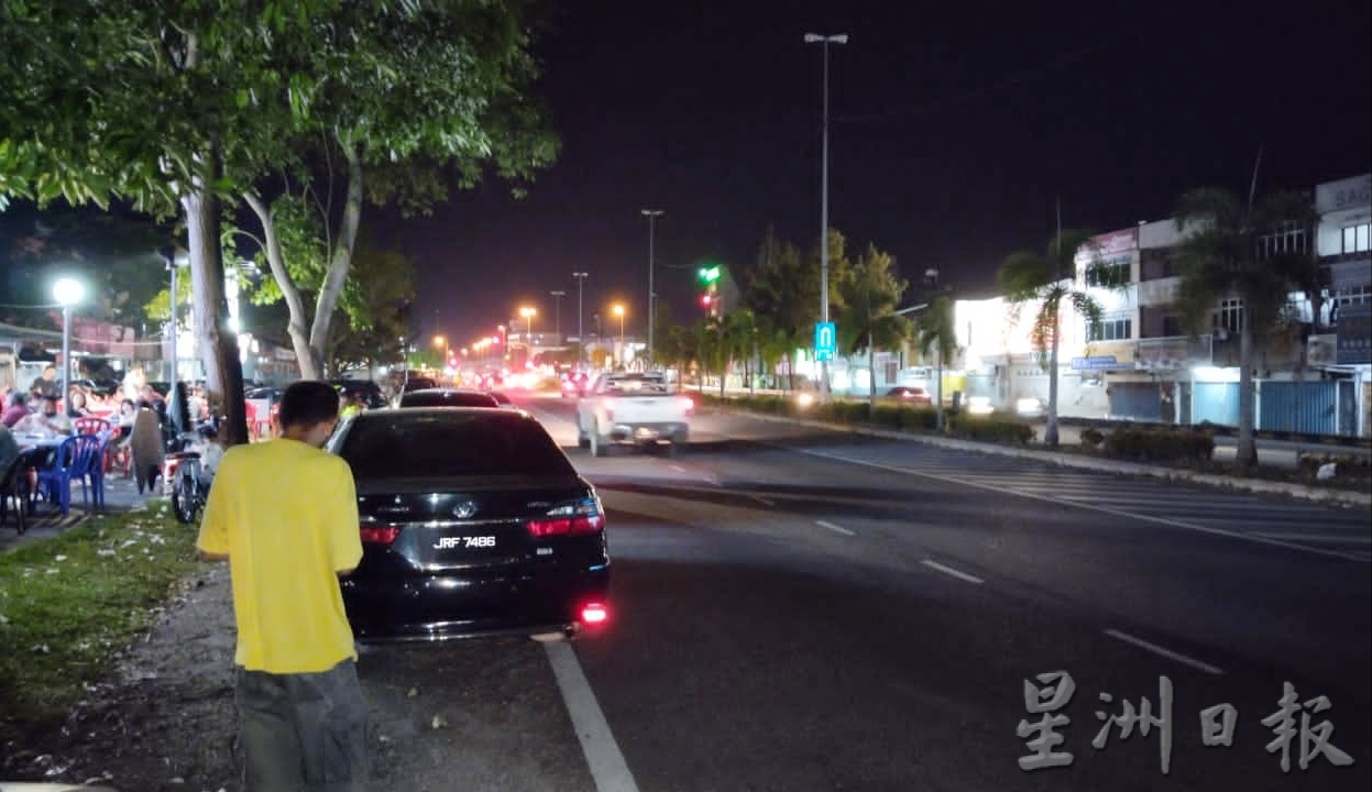 东:淡马鲁新市区通往梅雅花园十字路口处的路段街灯失灵至少两个月,入夜后一片黑漆漆。