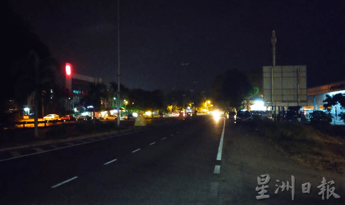 东:淡马鲁新市区通往梅雅花园十字路口处的路段街灯失灵至少两个月,入夜后一片黑漆漆。