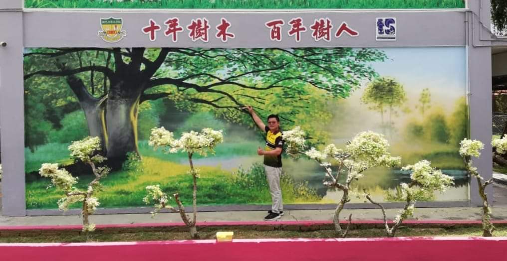 东:热心校友赞助栩栩如生壁画,为新巴力华小增添色彩