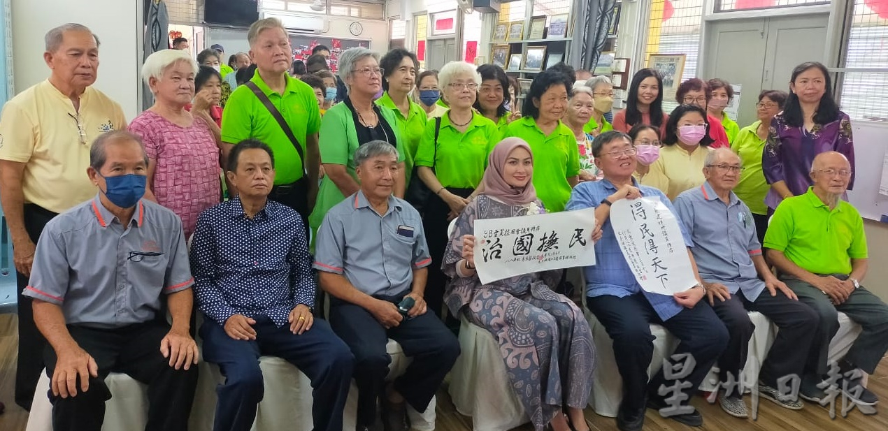 东:玻璃民众图书馆欢庆61周年