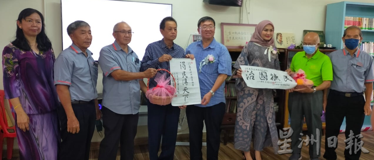 东:玻璃民众图书馆欢庆61周年