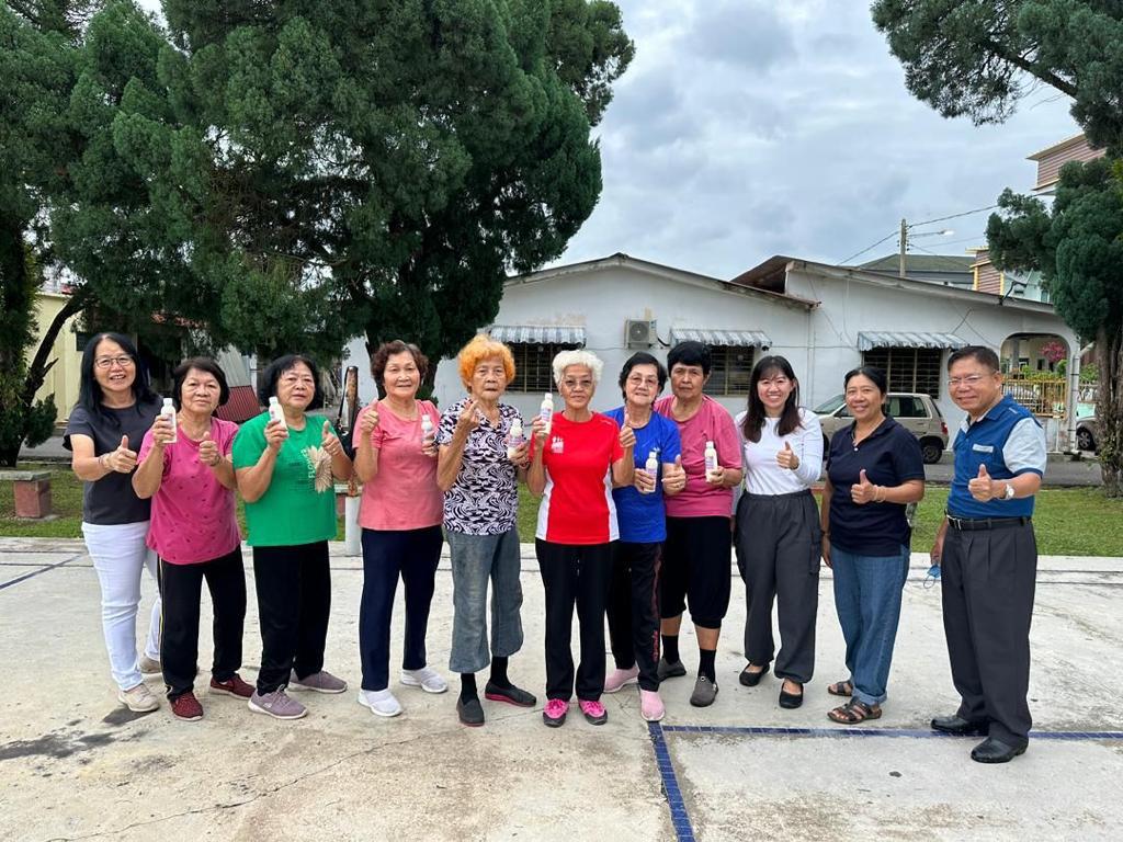 东:百乐行动党妇庆38妇女节5区派1000余支豆浆