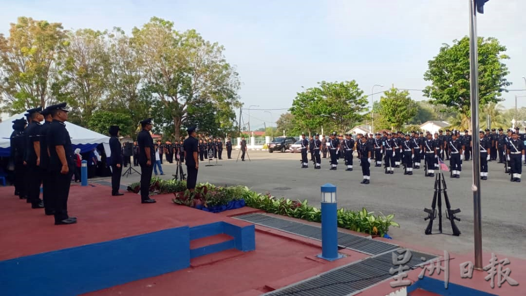 东:百乐警区庆祝警察日
