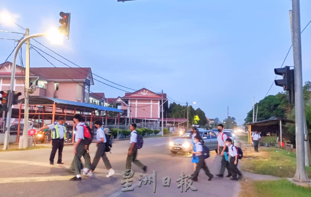 东：直凉华中交通灯失灵逾半年