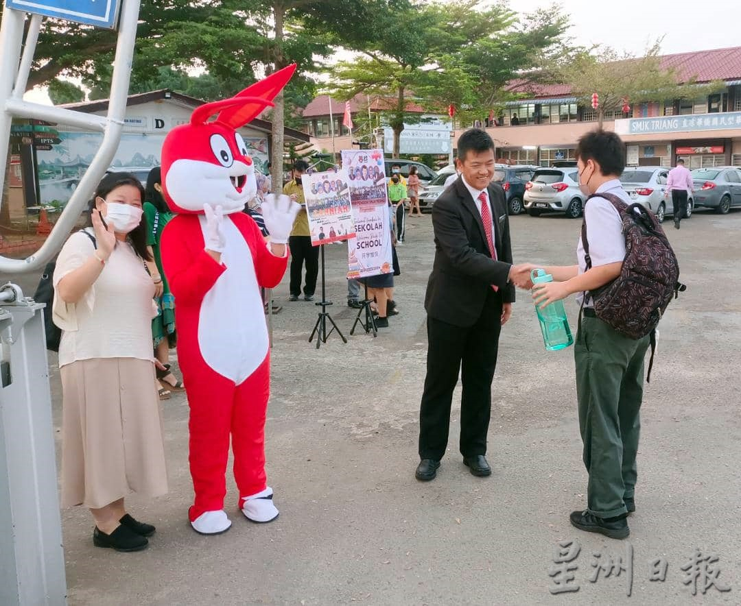 东：直凉华中吉祥物迎接学生返校