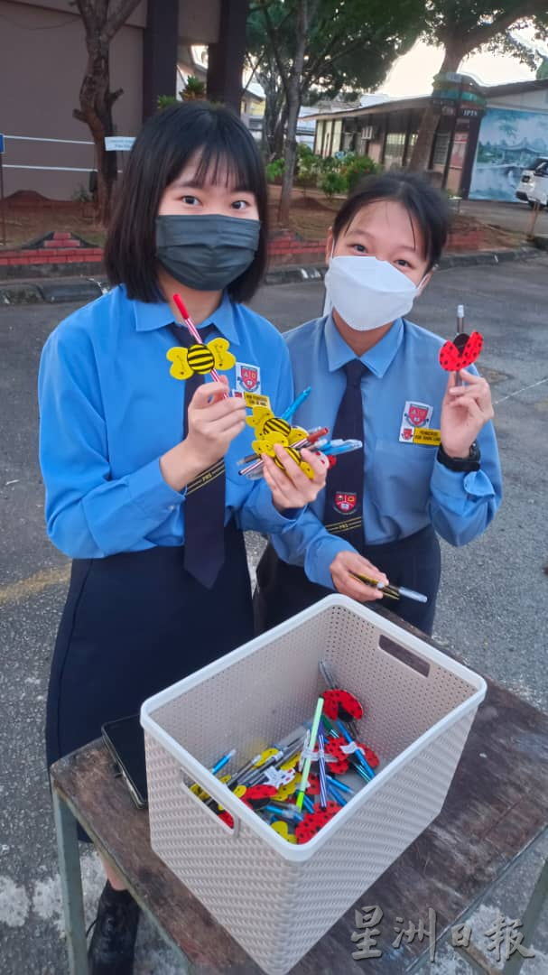 东：直凉华中吉祥物迎接学生返校