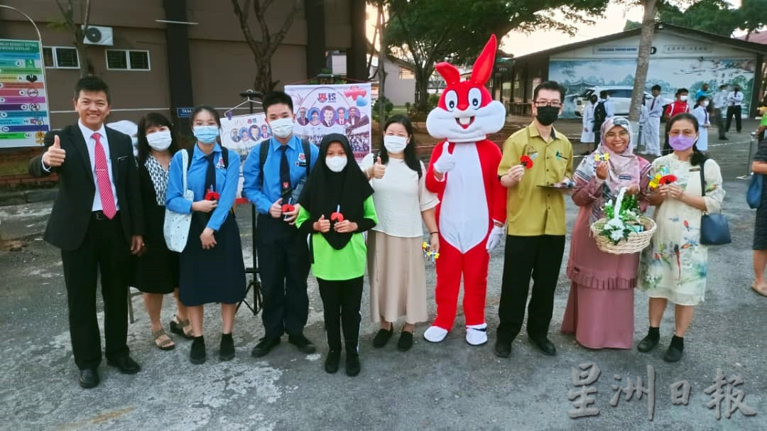 东:直凉华中吉祥物迎接学生返校