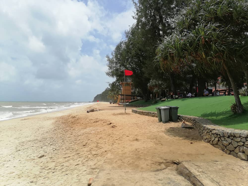 东:直落尖不辣海滩风大浪大并竖起红旗,惟稚儿不懂危险仍在海滩戏水。