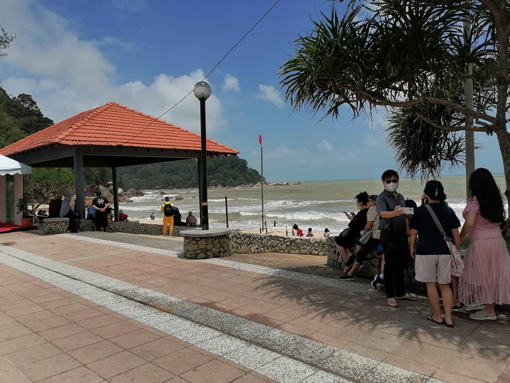 东:直落尖不辣海滩风大浪大并竖起红旗,惟稚儿不懂危险仍在海滩戏水。