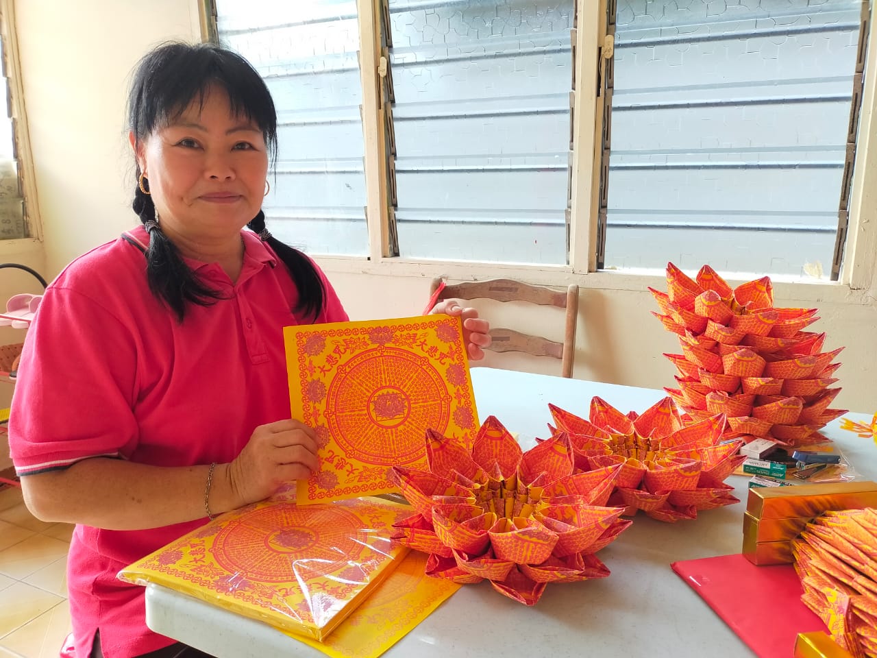 东:纸扎金猪热卖