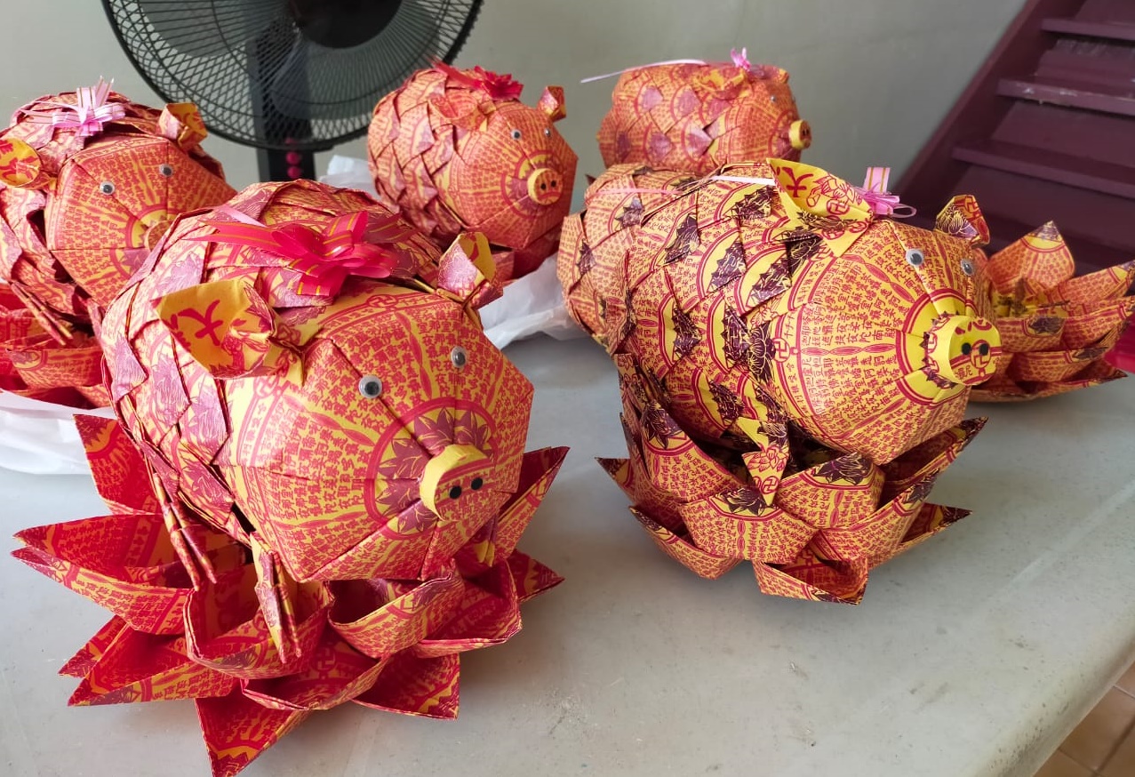 东:纸扎金猪热卖
