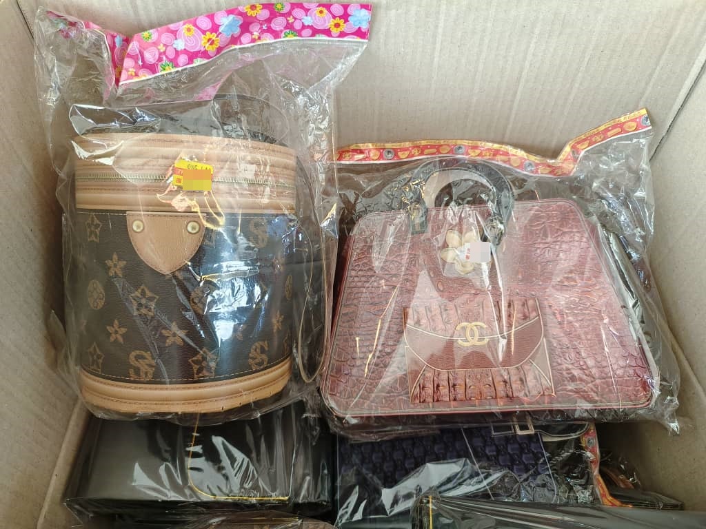 东:网购虽方便 实体店买纸扎品还是主流