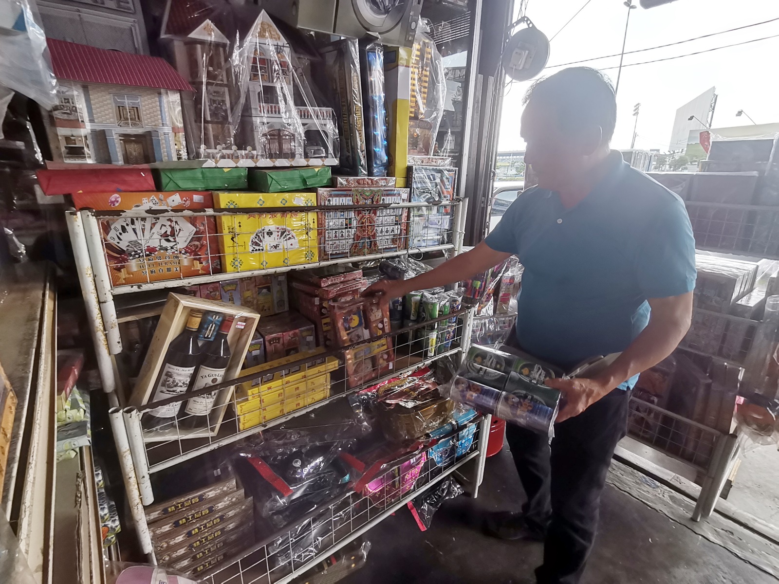 东:网购虽方便 实体店买纸扎品还是主流