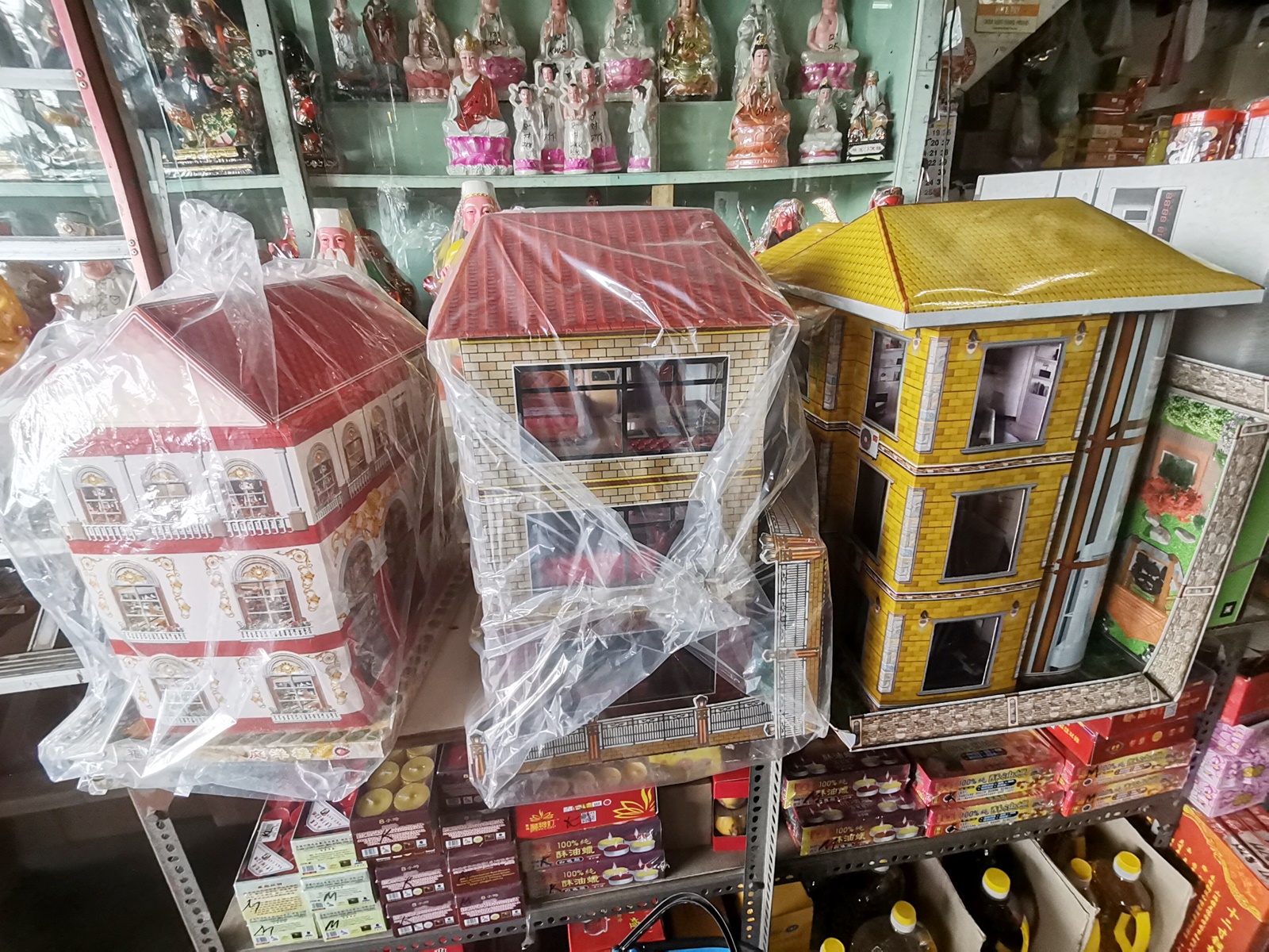 东：网购虽方便 实体店买纸扎品还是主流