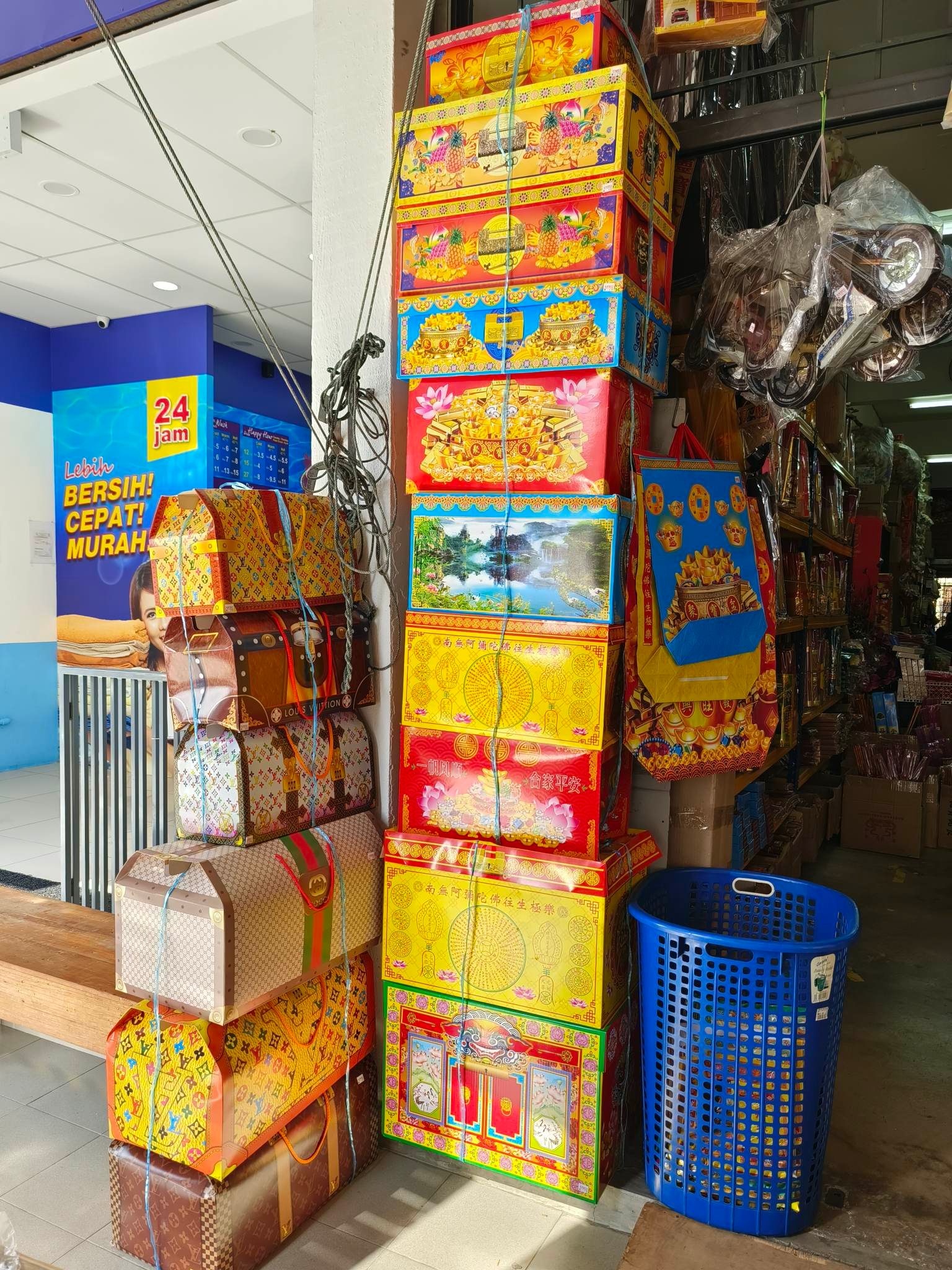 东：网购虽方便 实体店买纸扎品还是主流