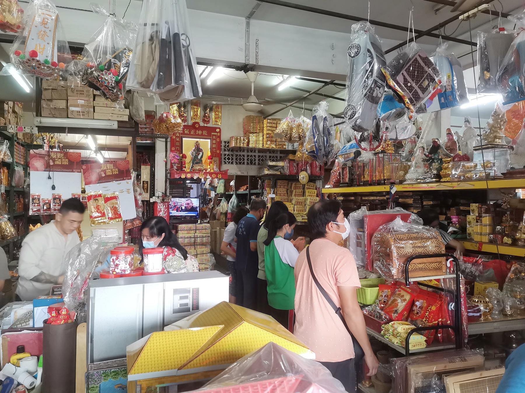东:网购虽方便 实体店买纸扎品还是主流