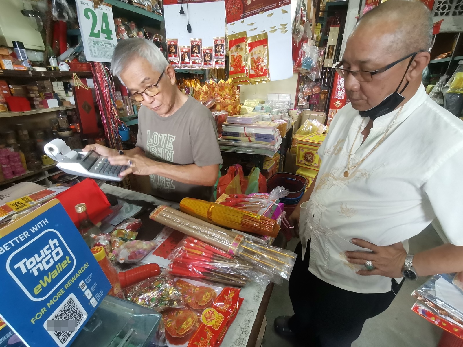 东:网购虽方便 实体店买纸扎品还是主流
