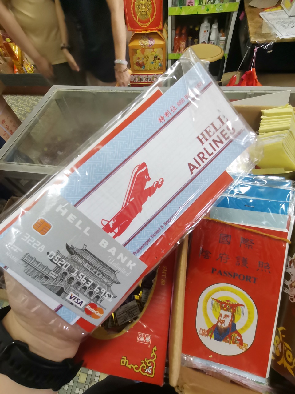 东:网购虽方便 实体店买纸扎品还是主流