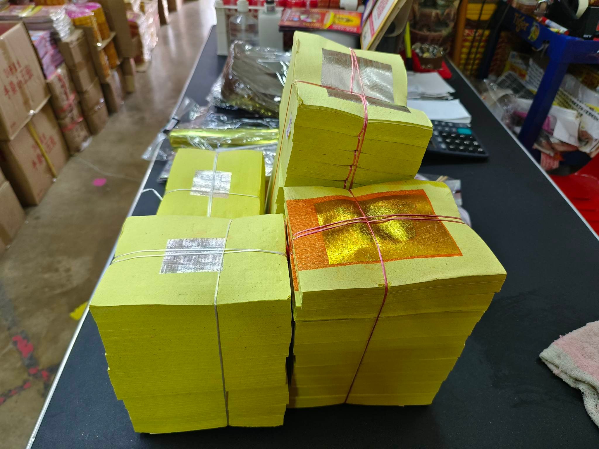 东:网购虽方便 实体店买纸扎品还是主流