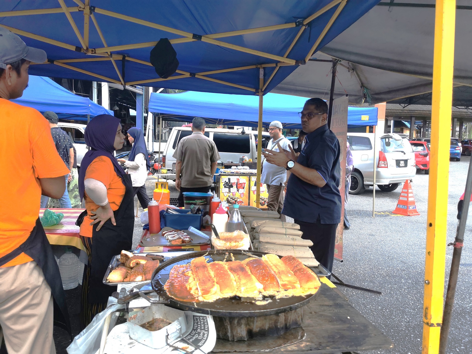 东：美食飘香的斋戒月市集正式开跑，每日吸引各民族前往选购美食。