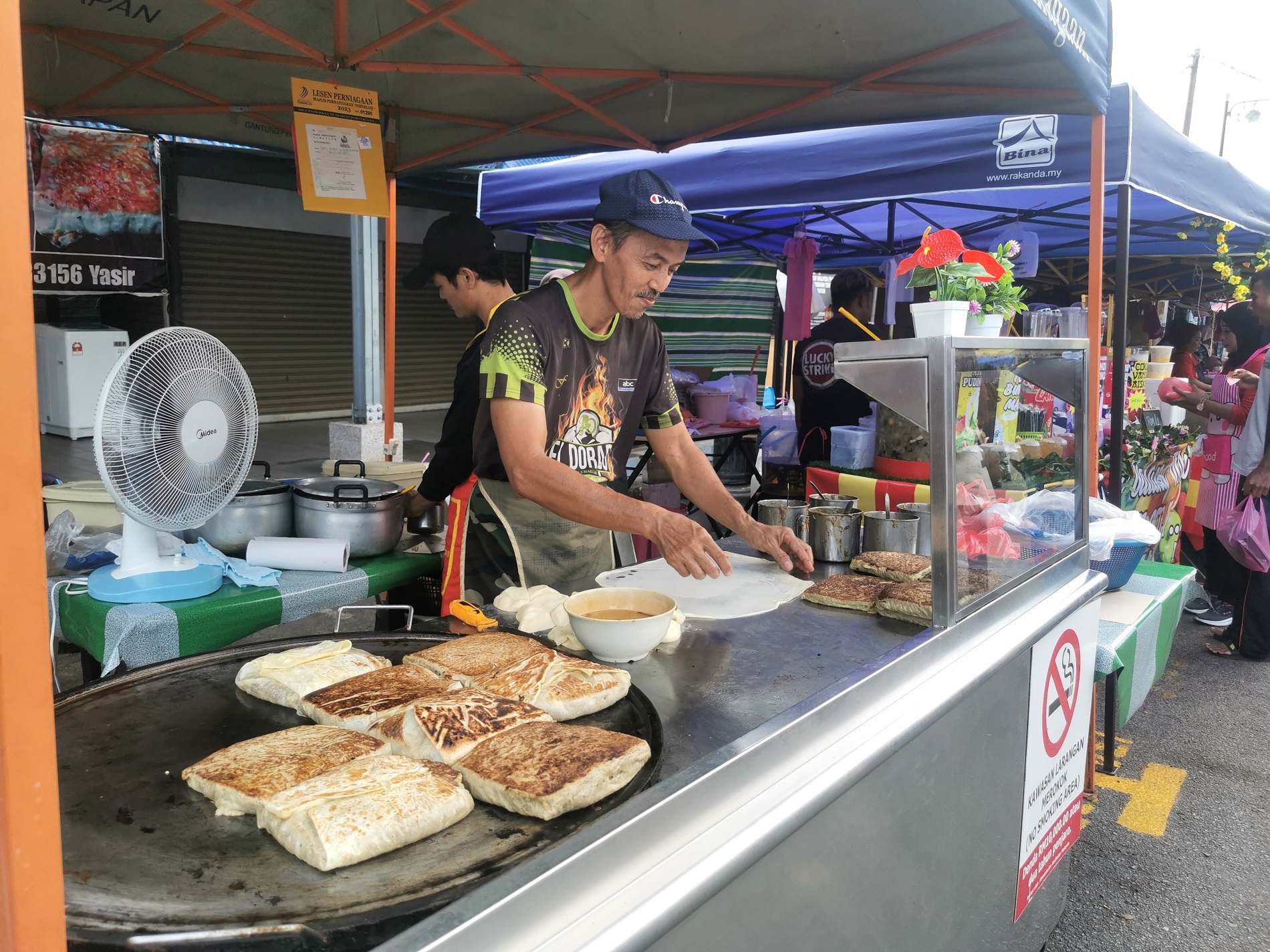 东：美食飘香的斋戒月市集正式开跑，每日吸引各民族前往选购美食。