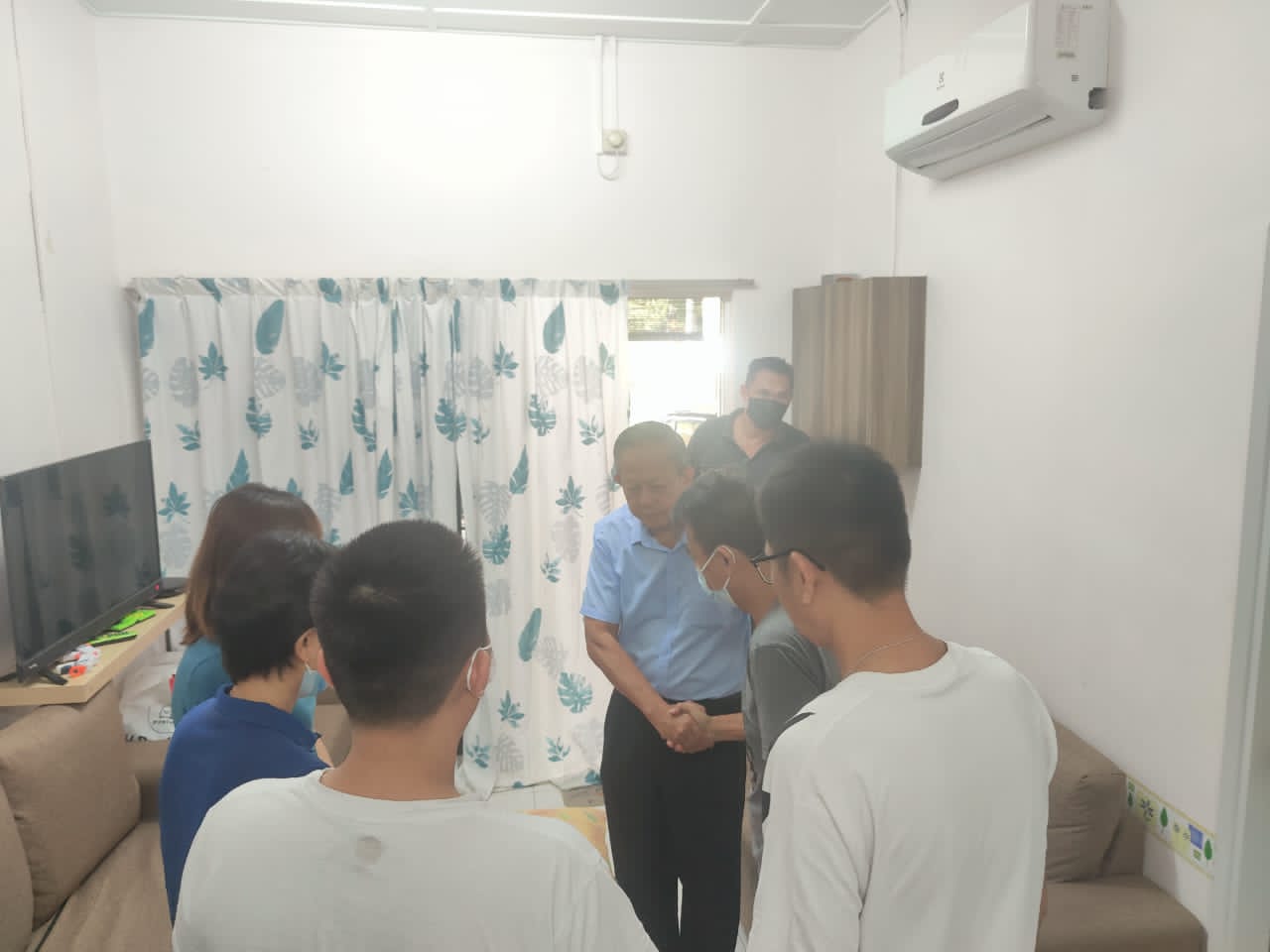 东:胡智云慰问死者罗鸣昊家属