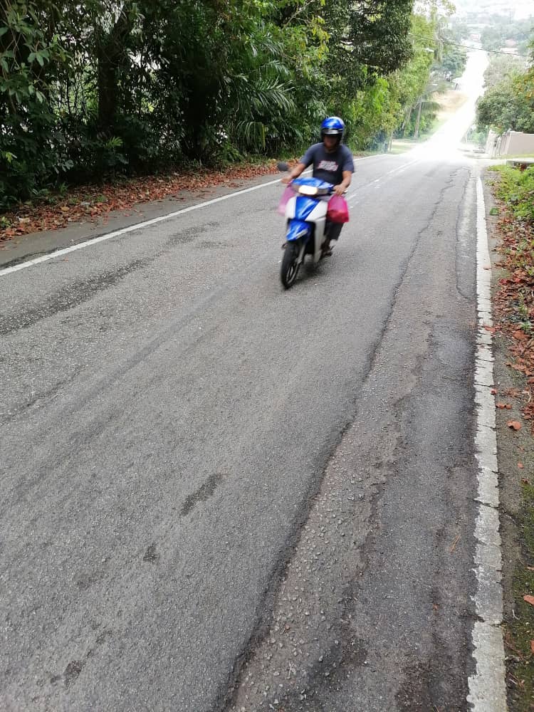 东:补了又补满目疮痍,武吉贝律山路况恶劣。