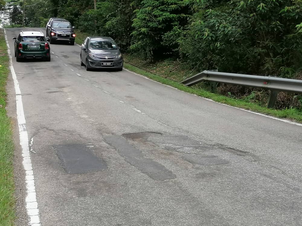 东:补了又补满目疮痍,武吉贝律山路况恶劣。