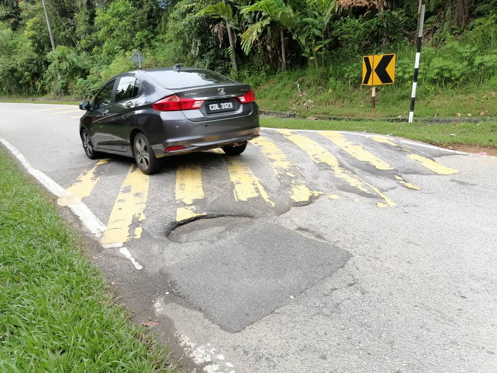 东:补了又补满目疮痍,武吉贝律山路况恶劣。