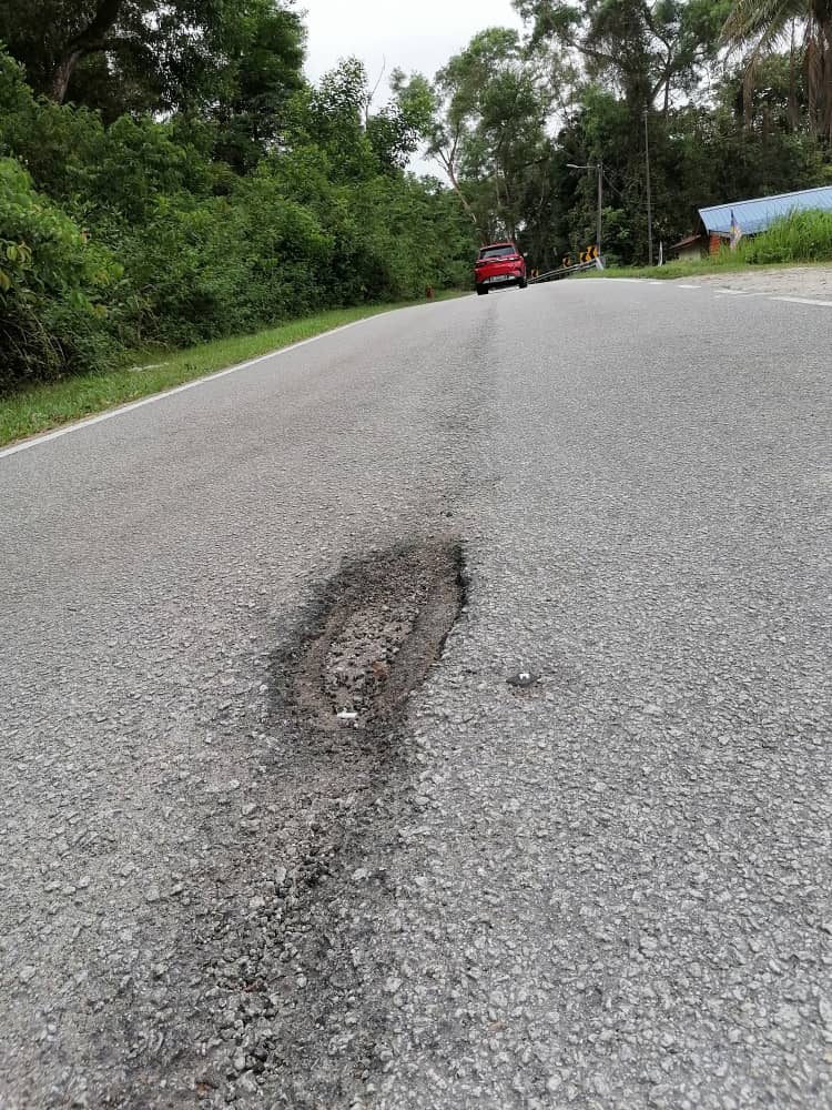 东:补了又补满目疮痍,武吉贝律山路况恶劣。