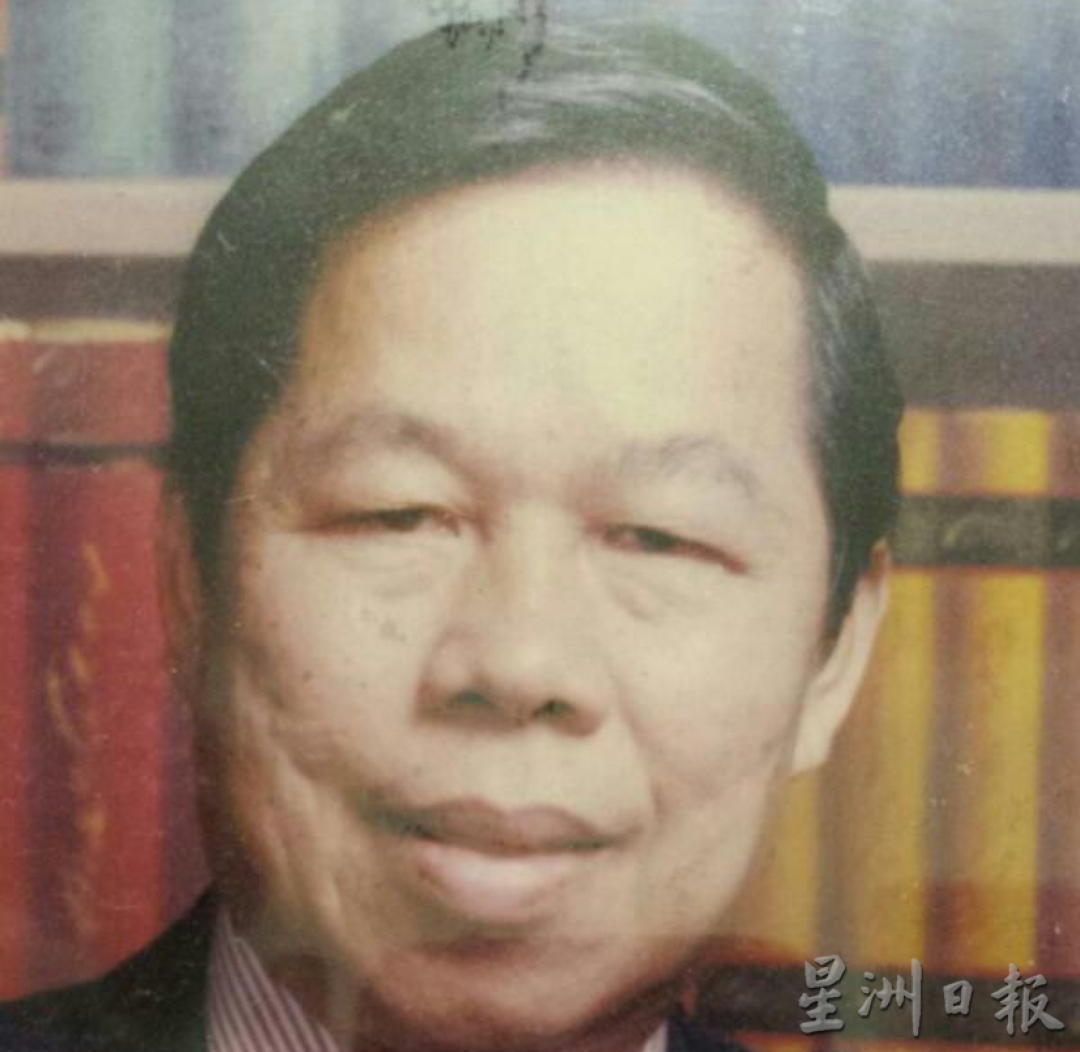东:许多在外地谋生的游子私下聘请工人清理墓地,方便一家大小回来扫墓