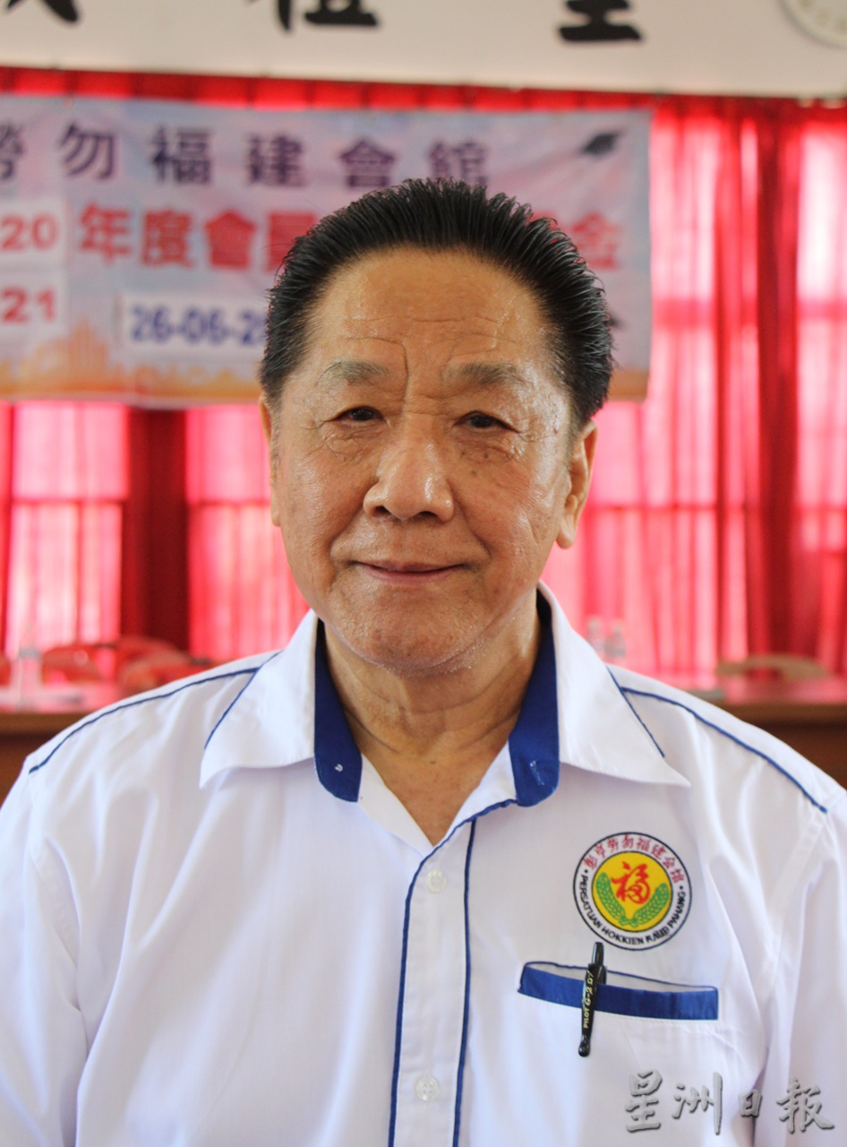 东:许多在外地谋生的游子私下聘请工人清理墓地,方便一家大小回来扫墓