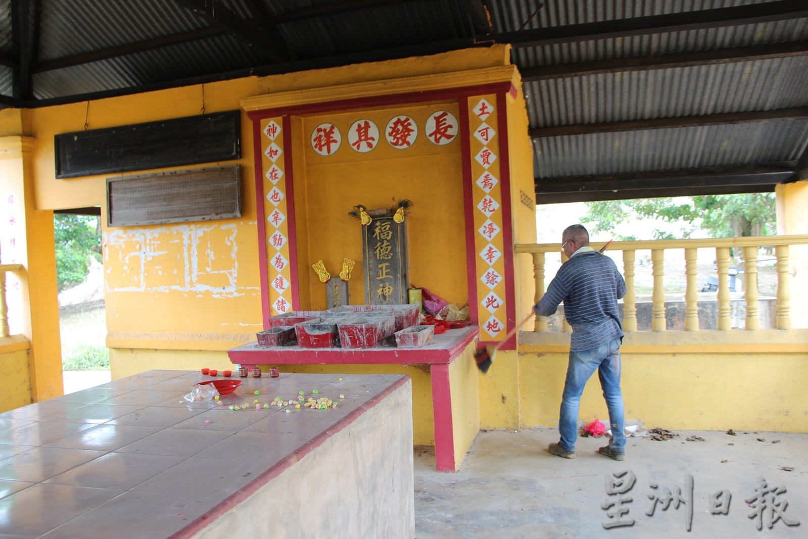 东:许多在外地谋生的游子私下聘请工人清理墓地,方便一家大小回来扫墓