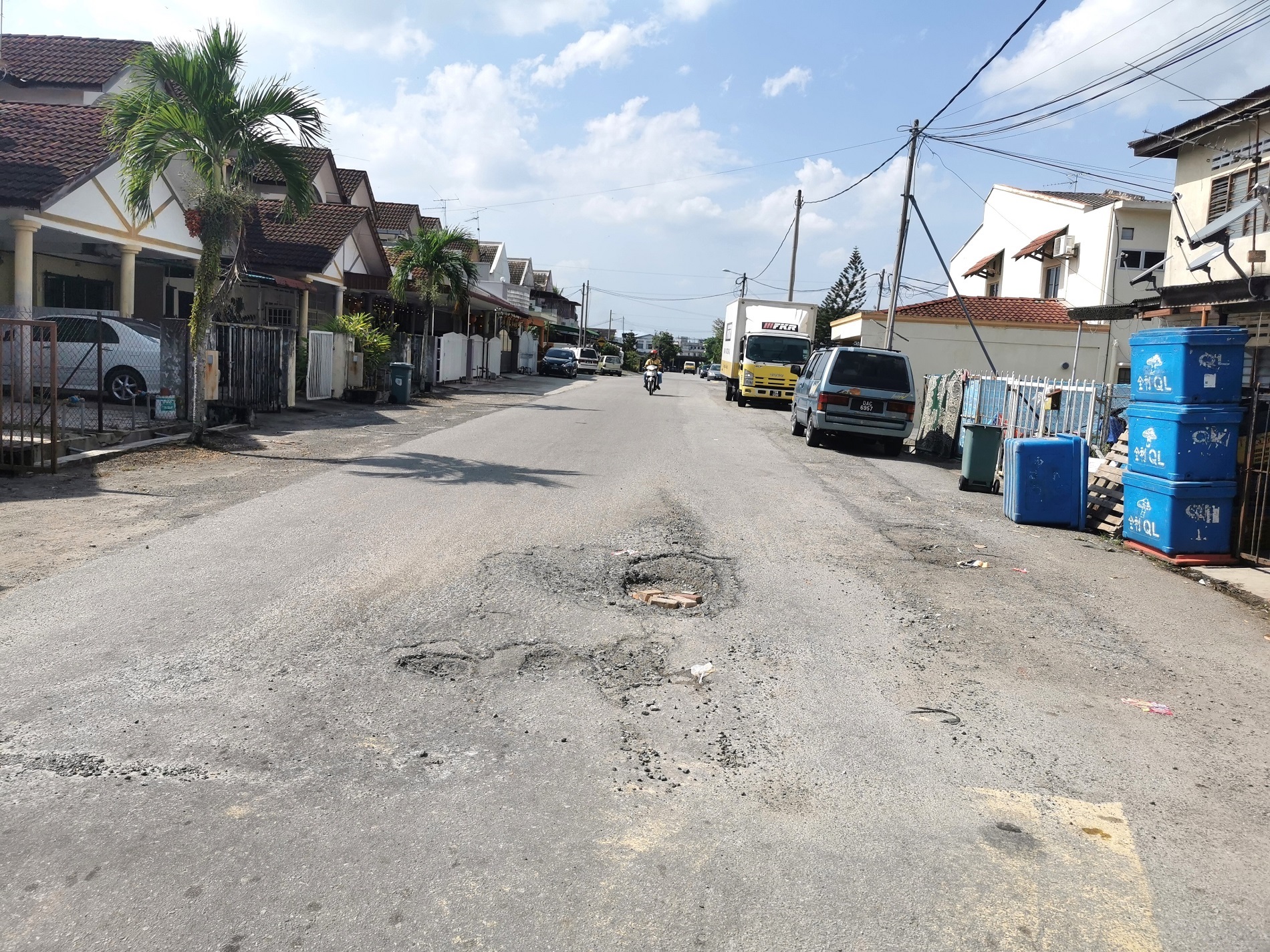 东:路中央坑洞越扩越大,居民要求当局尽快维修,避免引发问题发生。