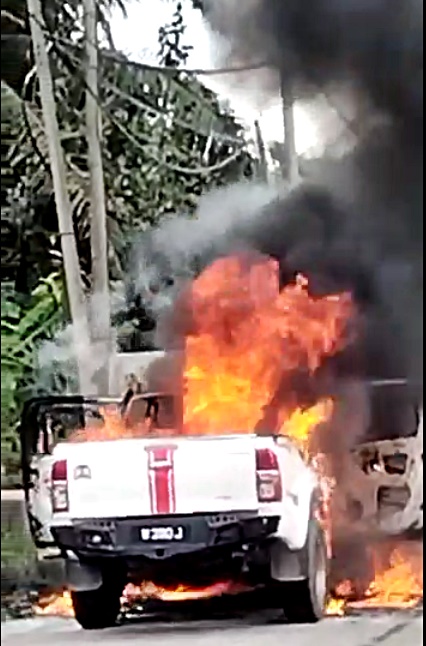 东:轿车行驶着火