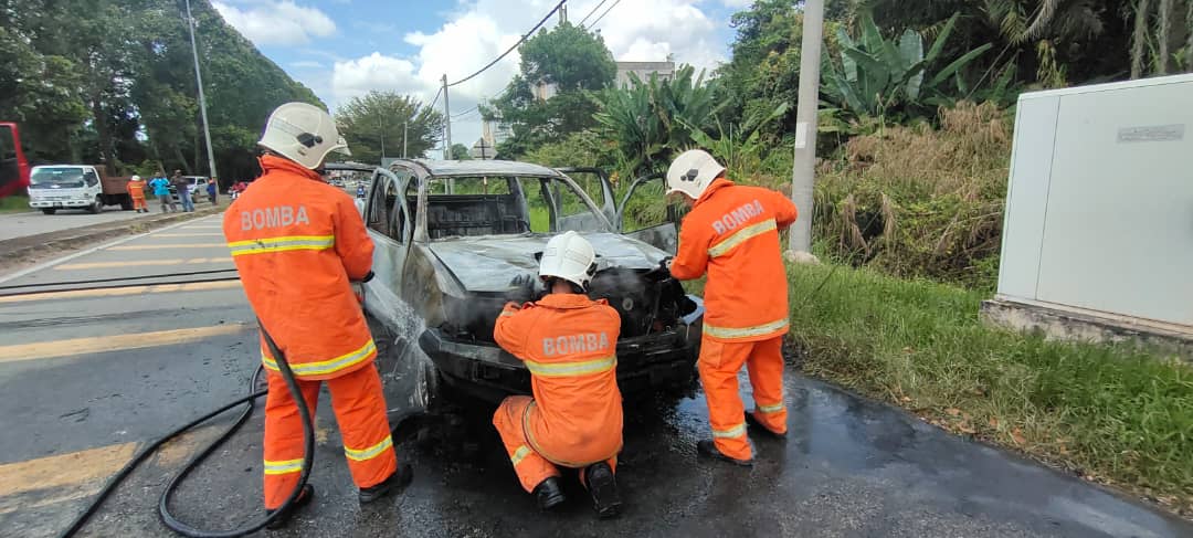东:轿车行驶着火