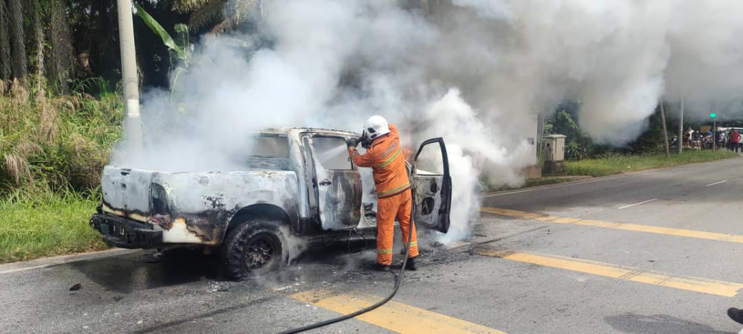 东:轿车行驶着火