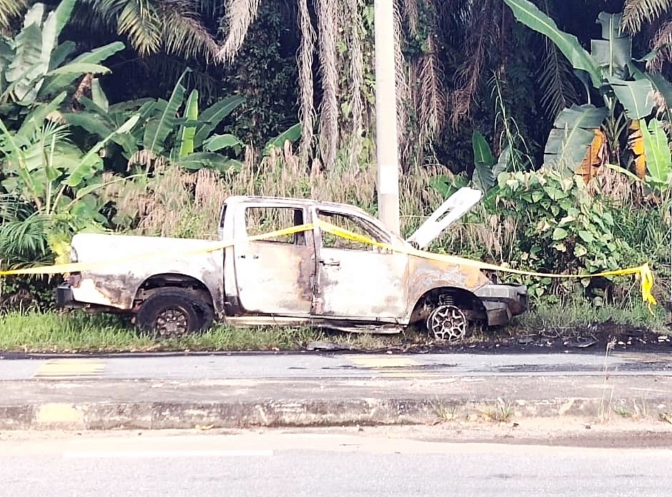 东:轿车行驶着火