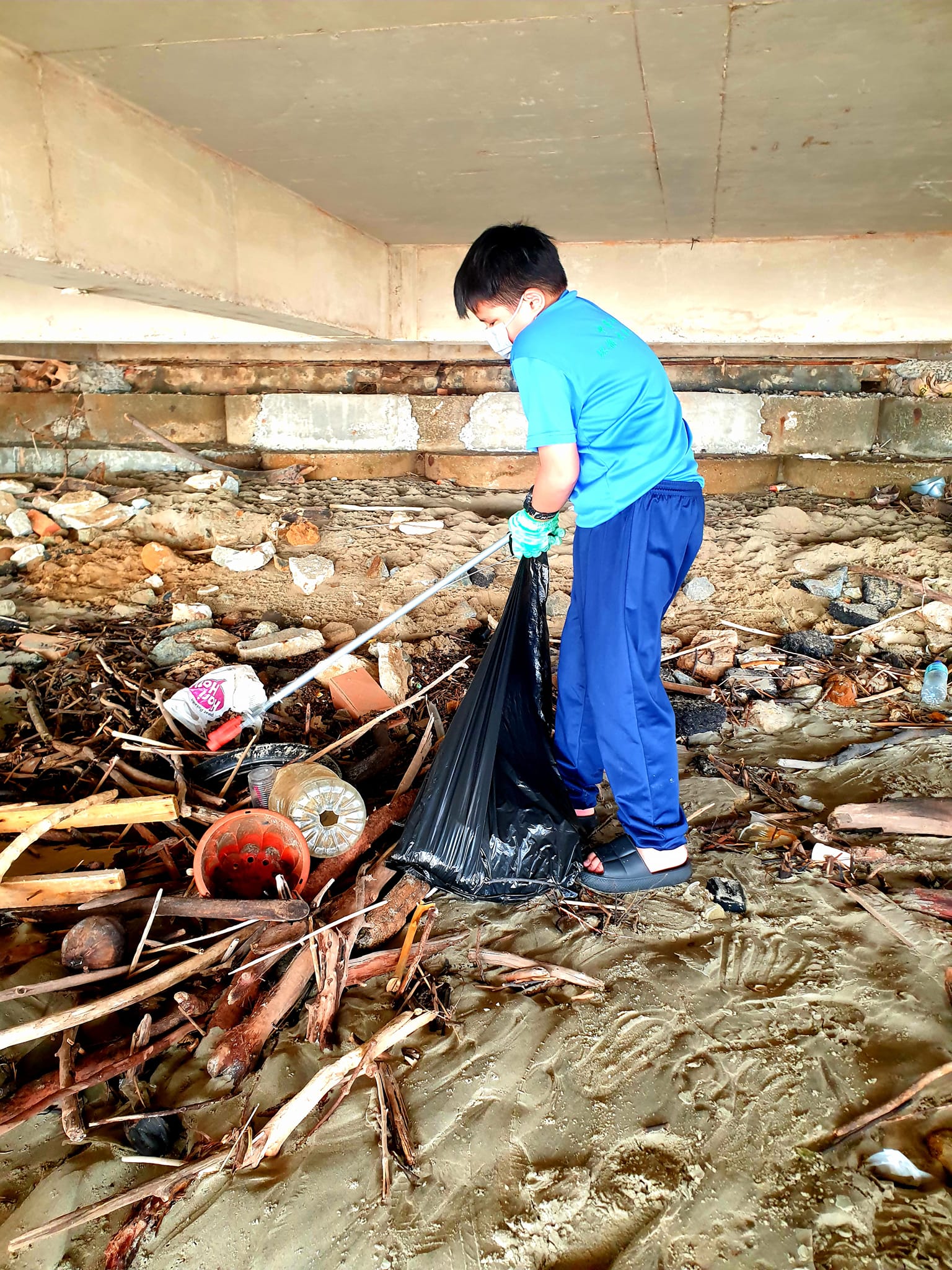 东:非营利组织及大小学生一起清滩