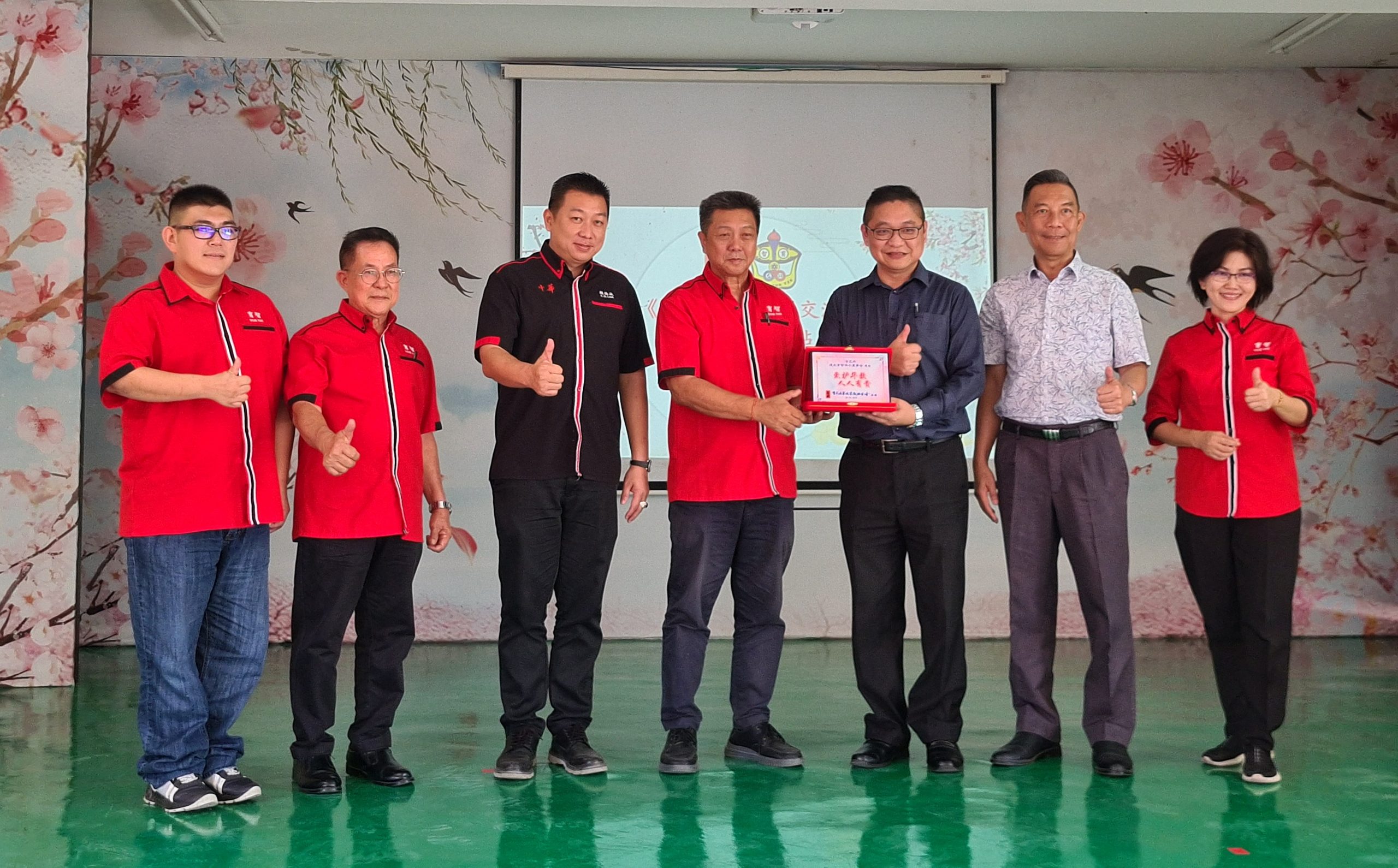 东:(二之一)吉兰丹华校董教联合会走访道北育智华小。