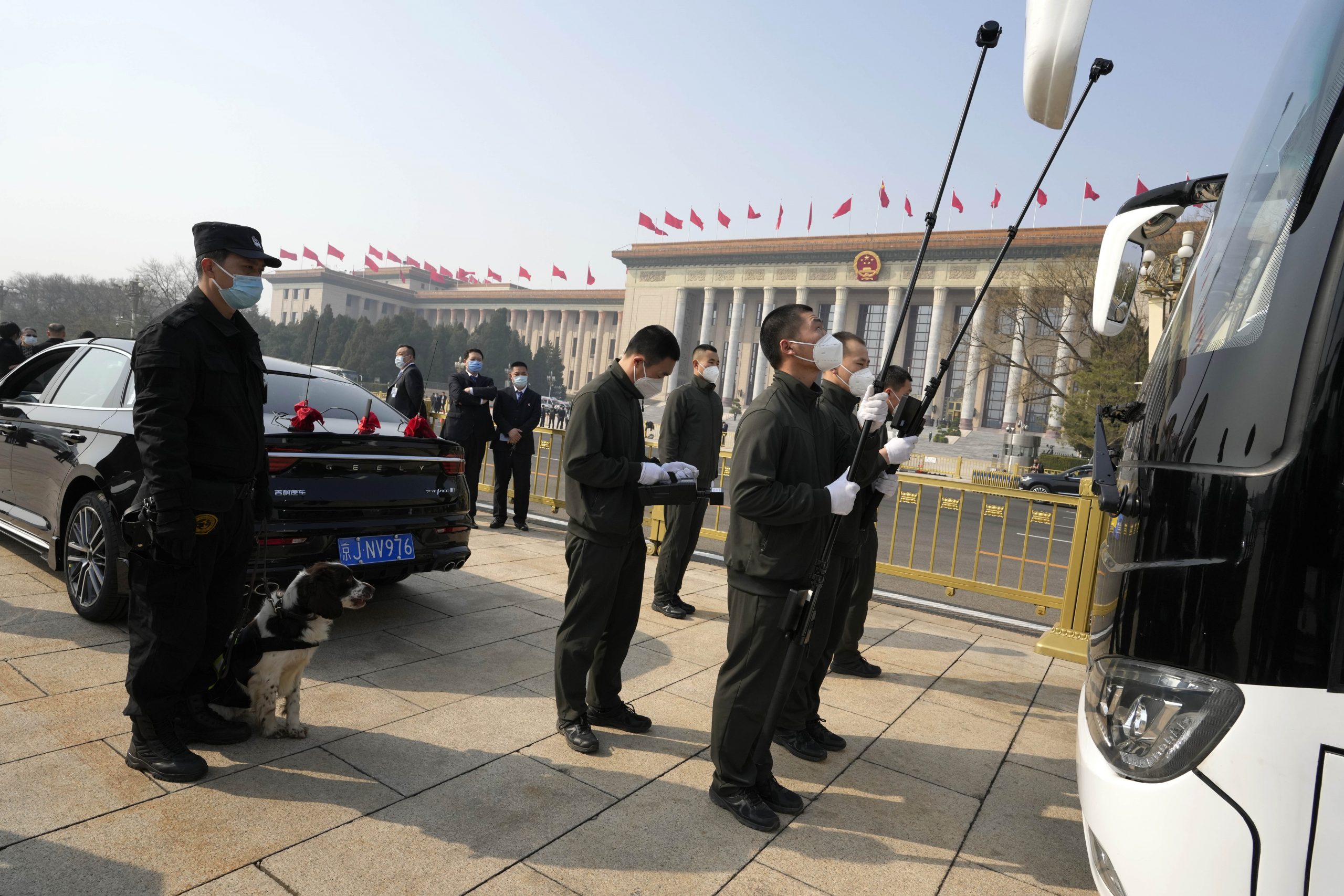 两会召开 天安门广场进入高度安保