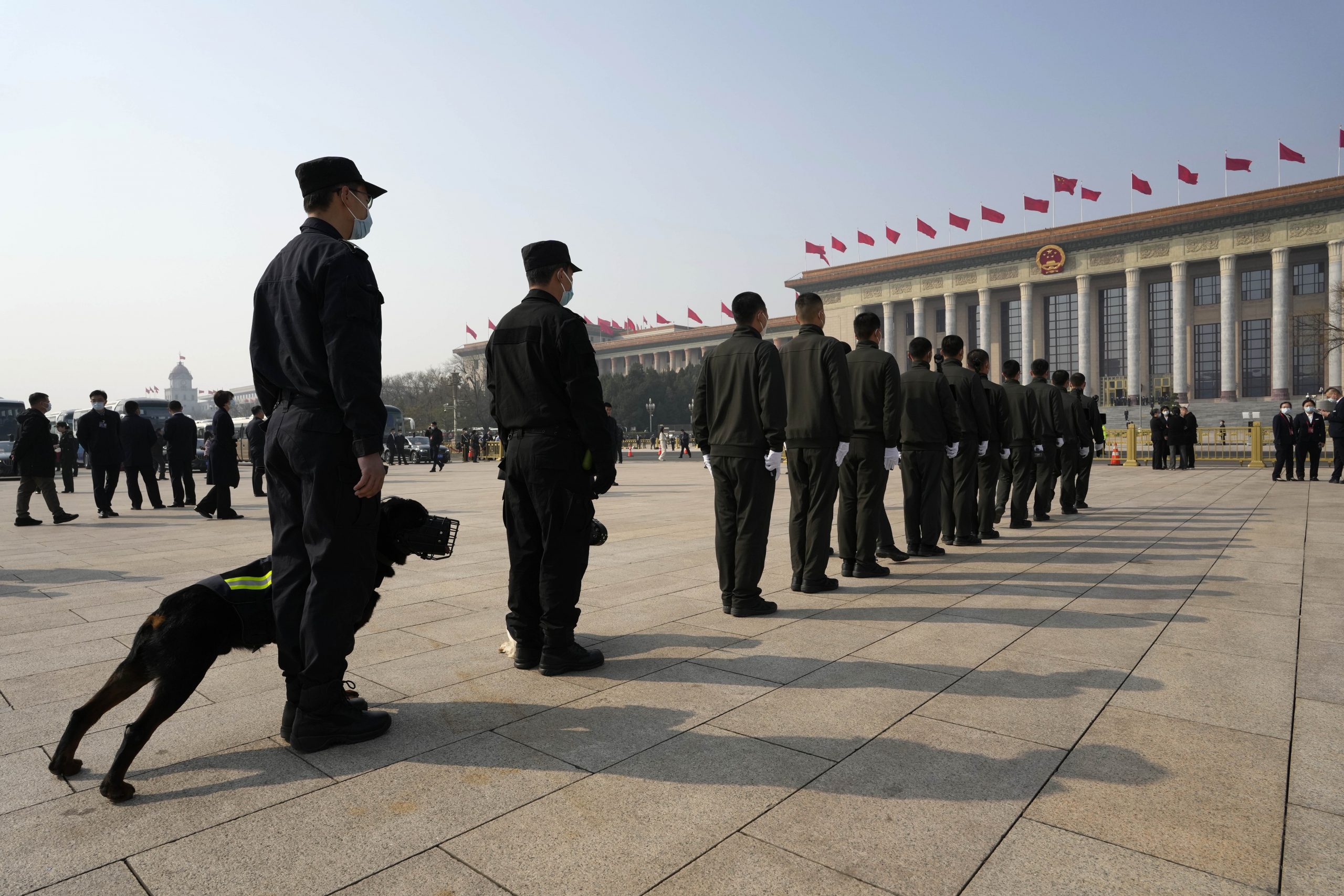 两会召开 天安门广场进入高度安保